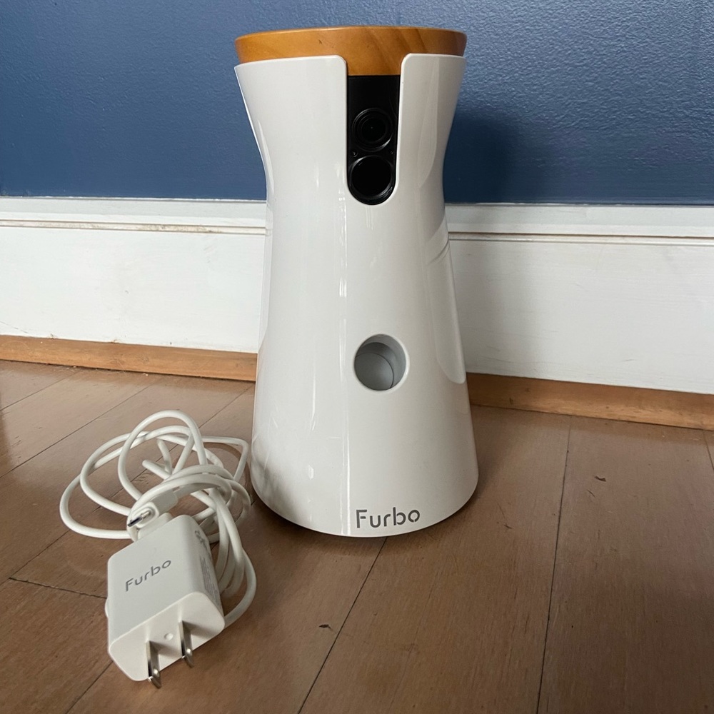 LIKE NEW - FURBO - AUTOMATIC DOG TREAT DISPENSER & CAMERA